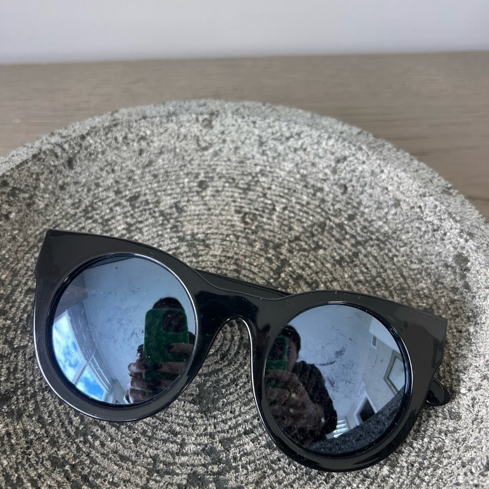 Black Quay Oversized Sunglasses
Quay Australia